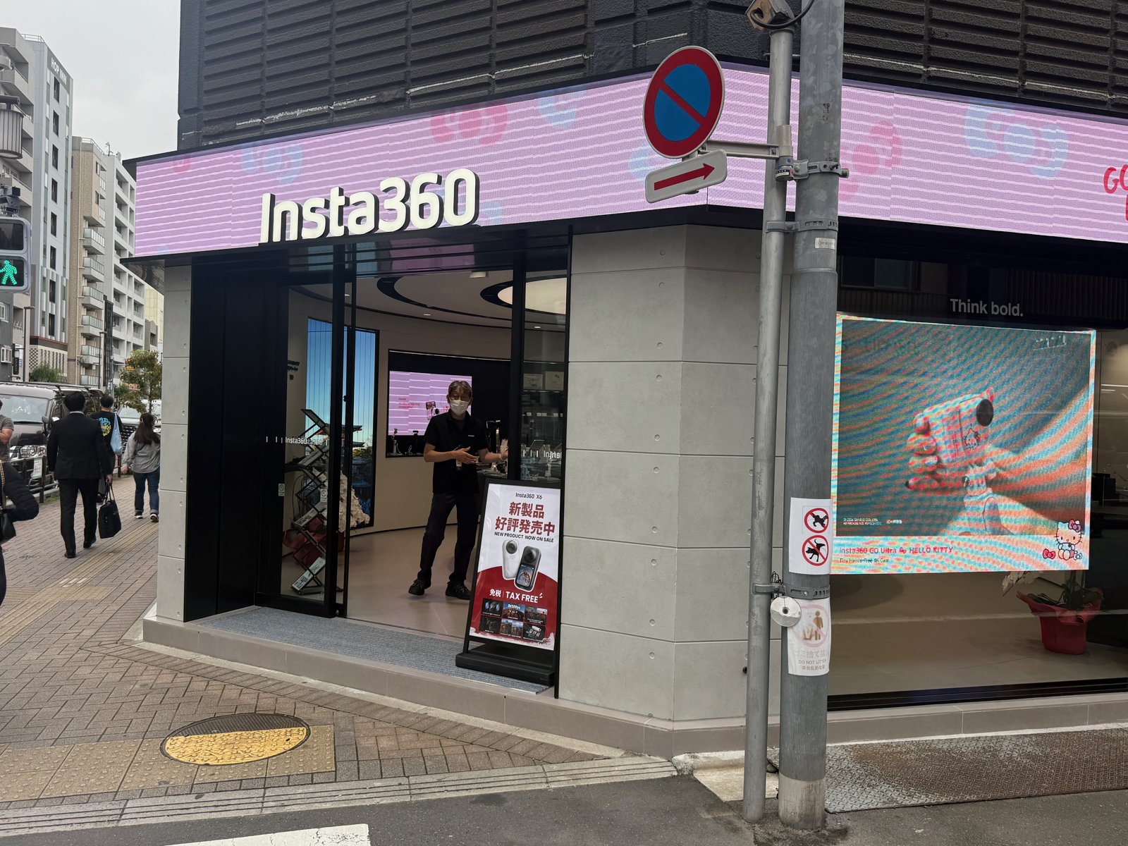 ピンクの看板が目を引く「Insta360」の路面店とショーウィンドウ