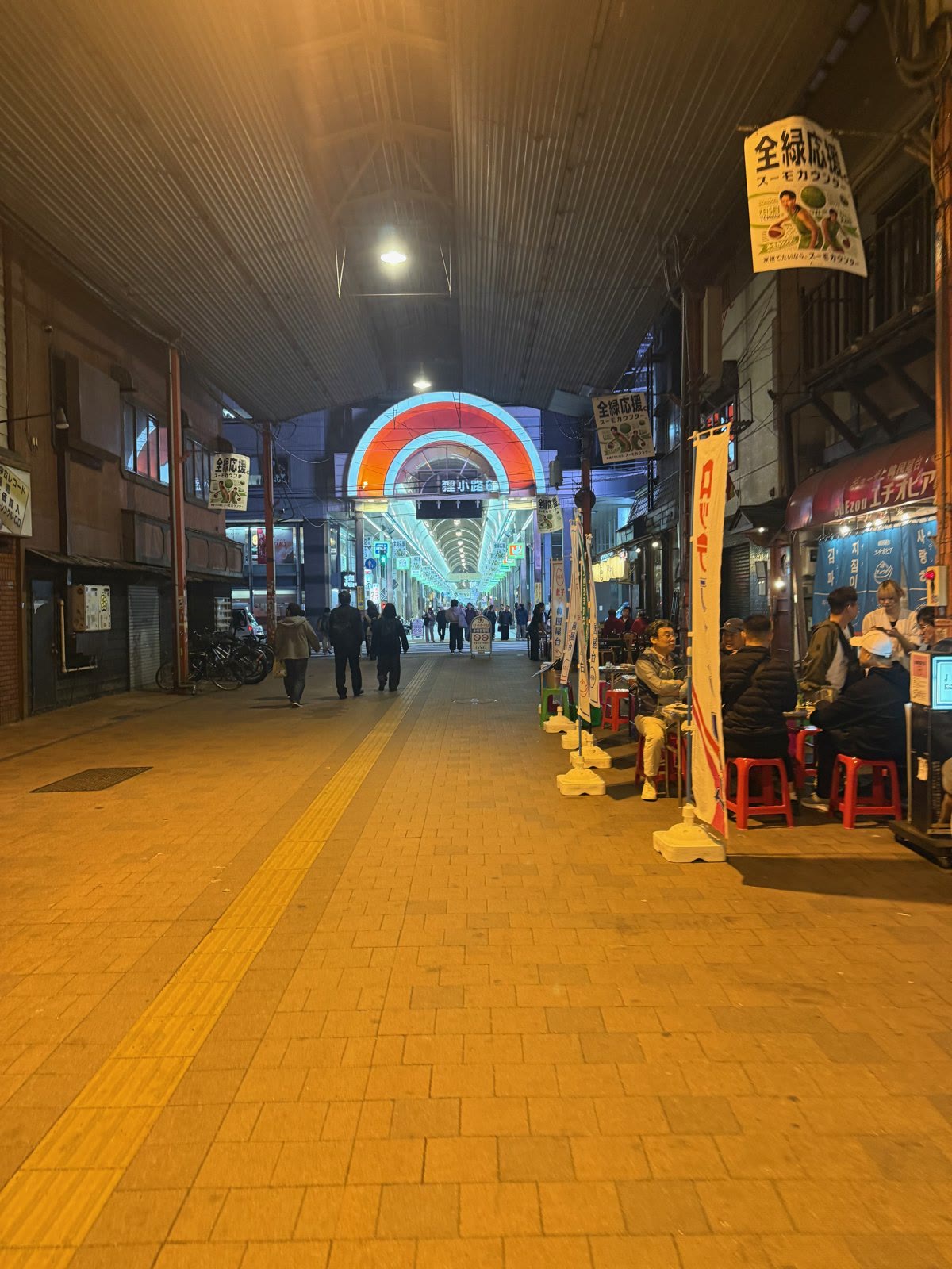 夜の狸小路アーケード。飲み屋が並ぶ通り