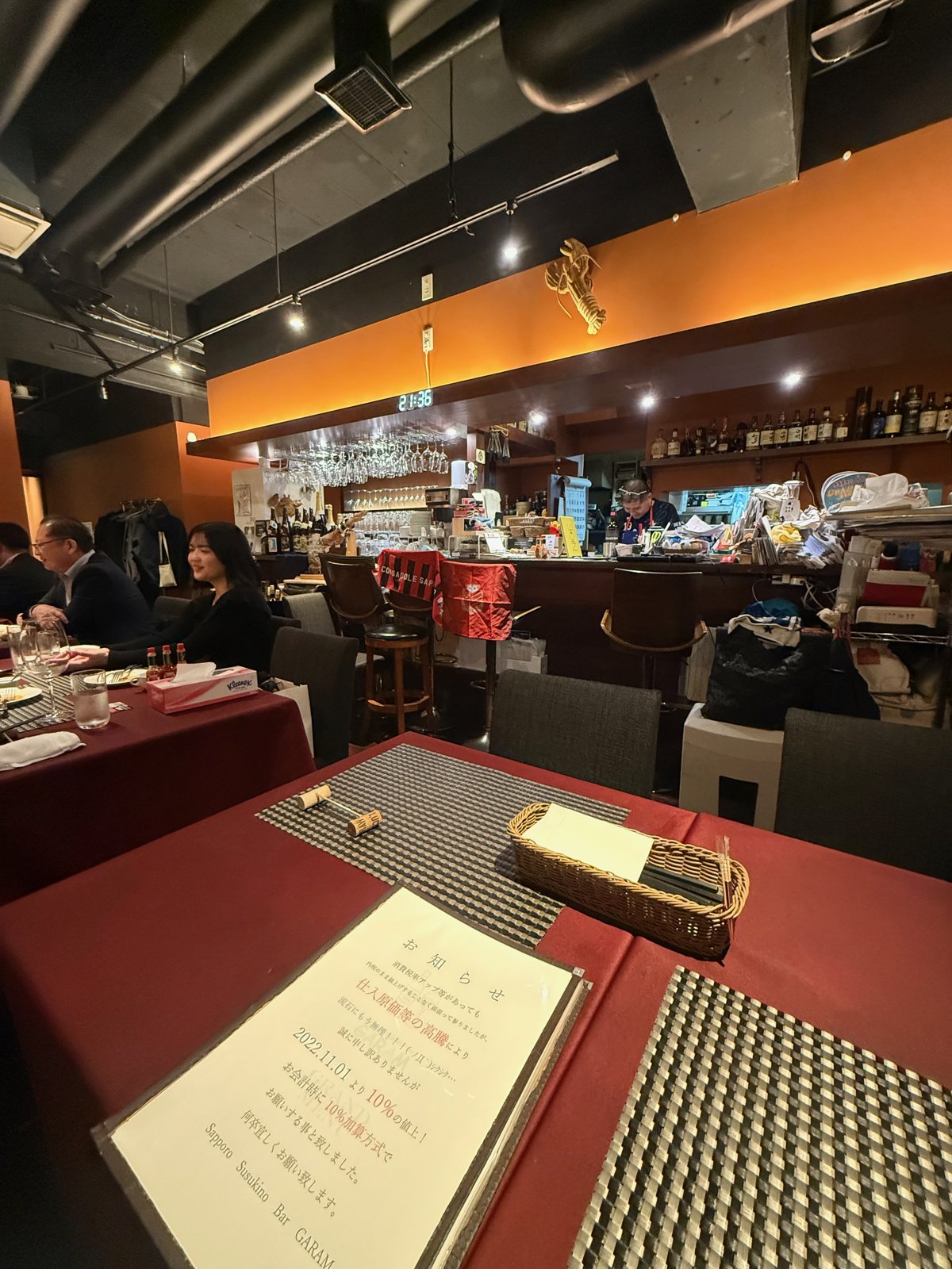 店内はワインバーのような雰囲気。客がワインを飲んでいる