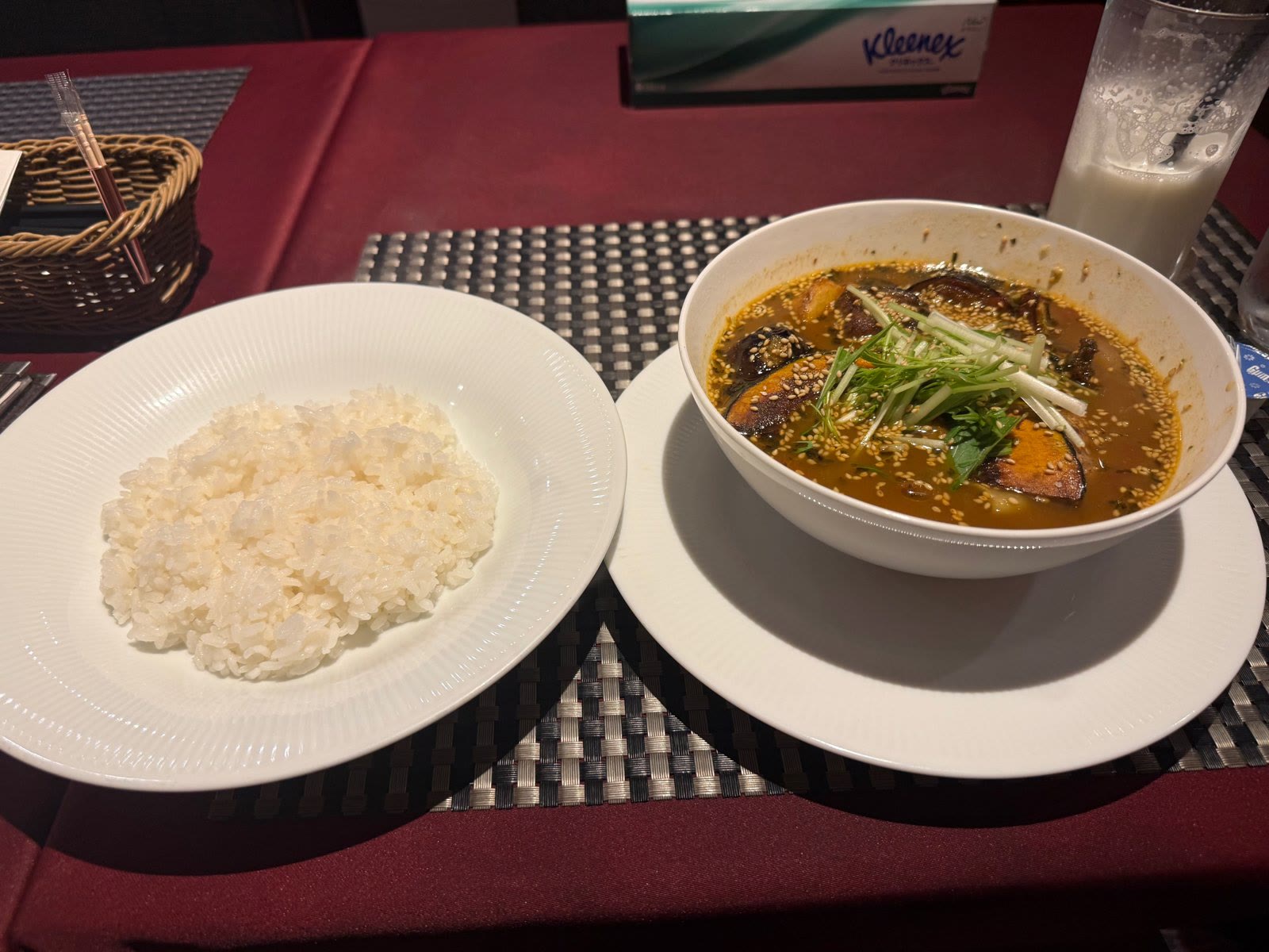 注文したシーフードスープカレーとライス