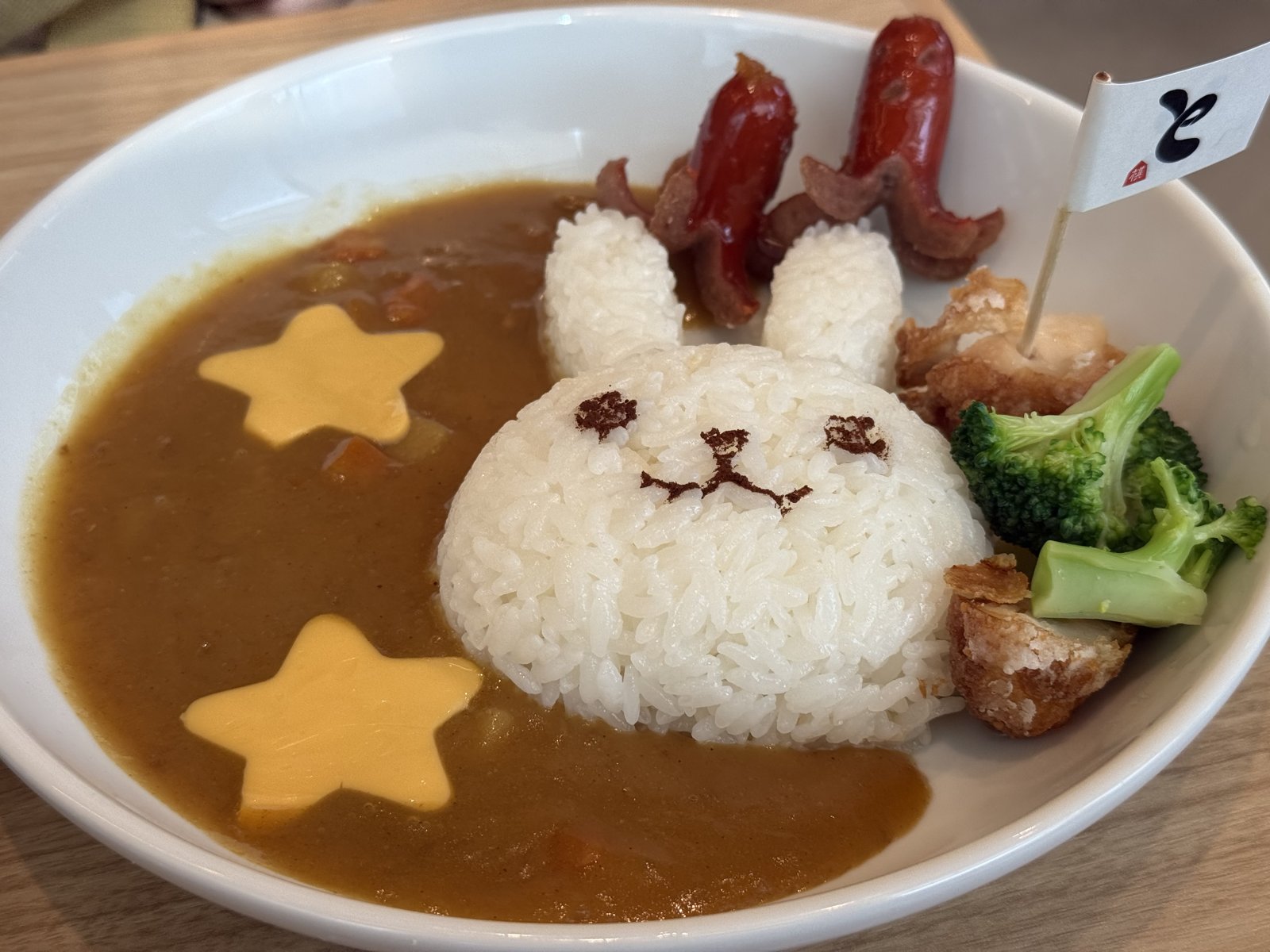 うさぎの形に盛ったごはんと星形チーズがのったカレー
