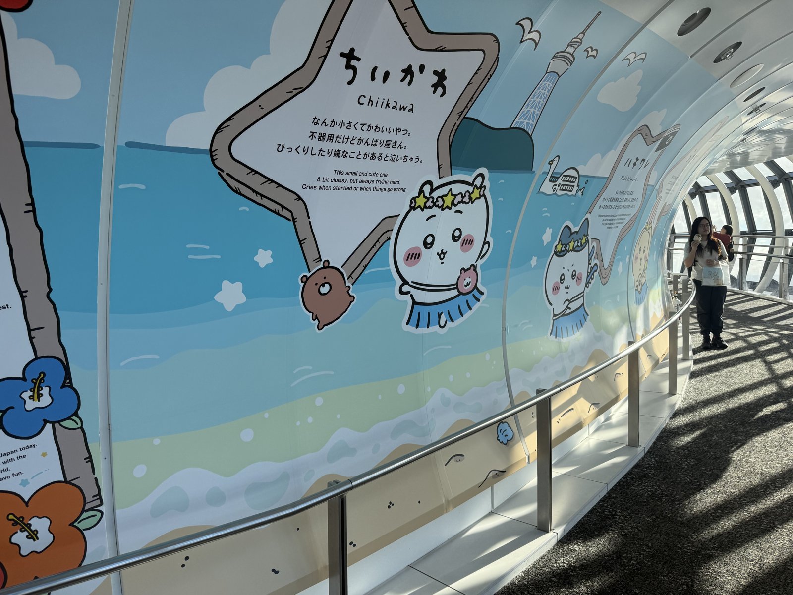 展望回廊の通路の壁一面に描かれたちいかわのイラスト