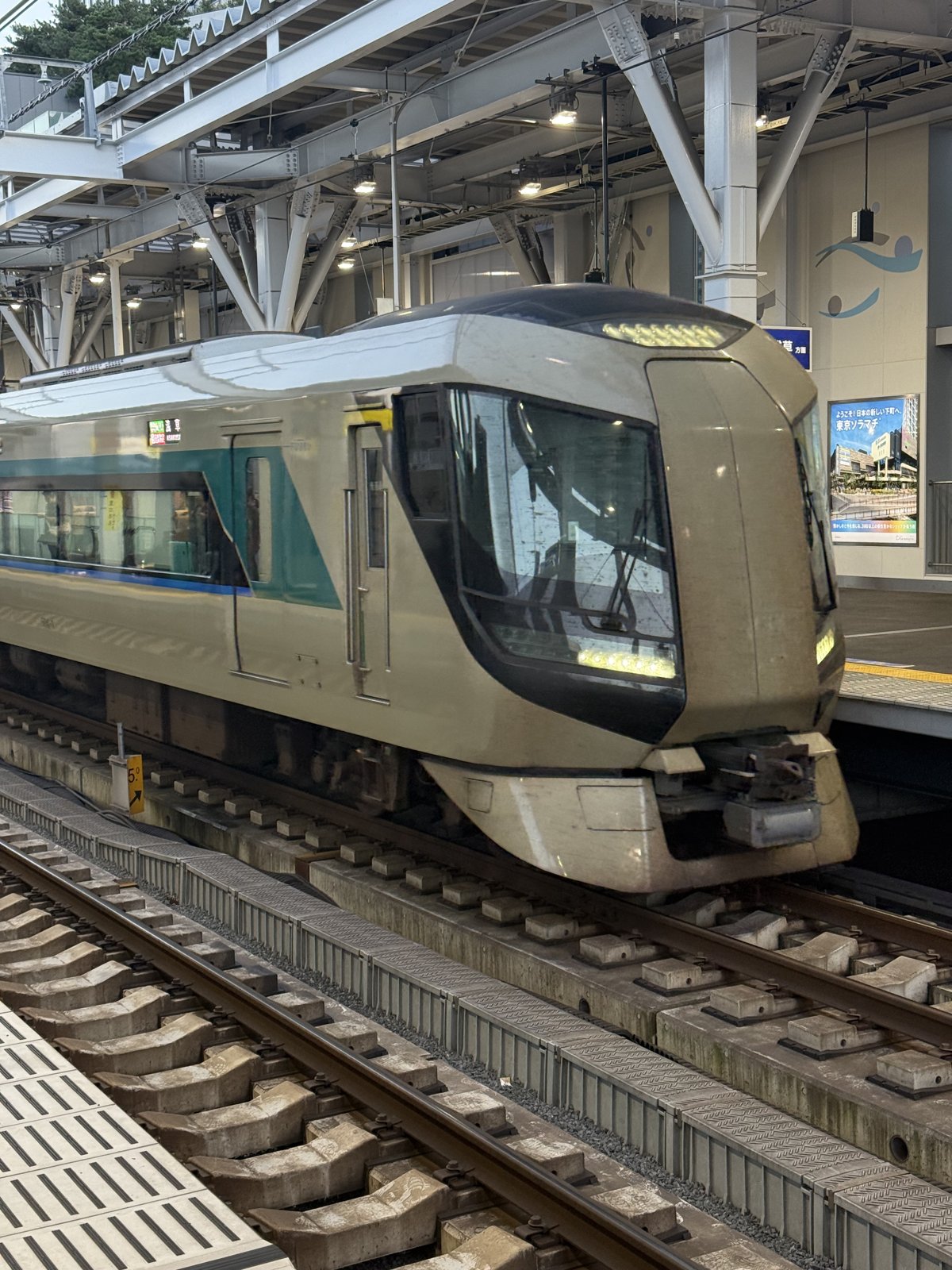 駅のホームに入ってきた、東武の特急スペーシア