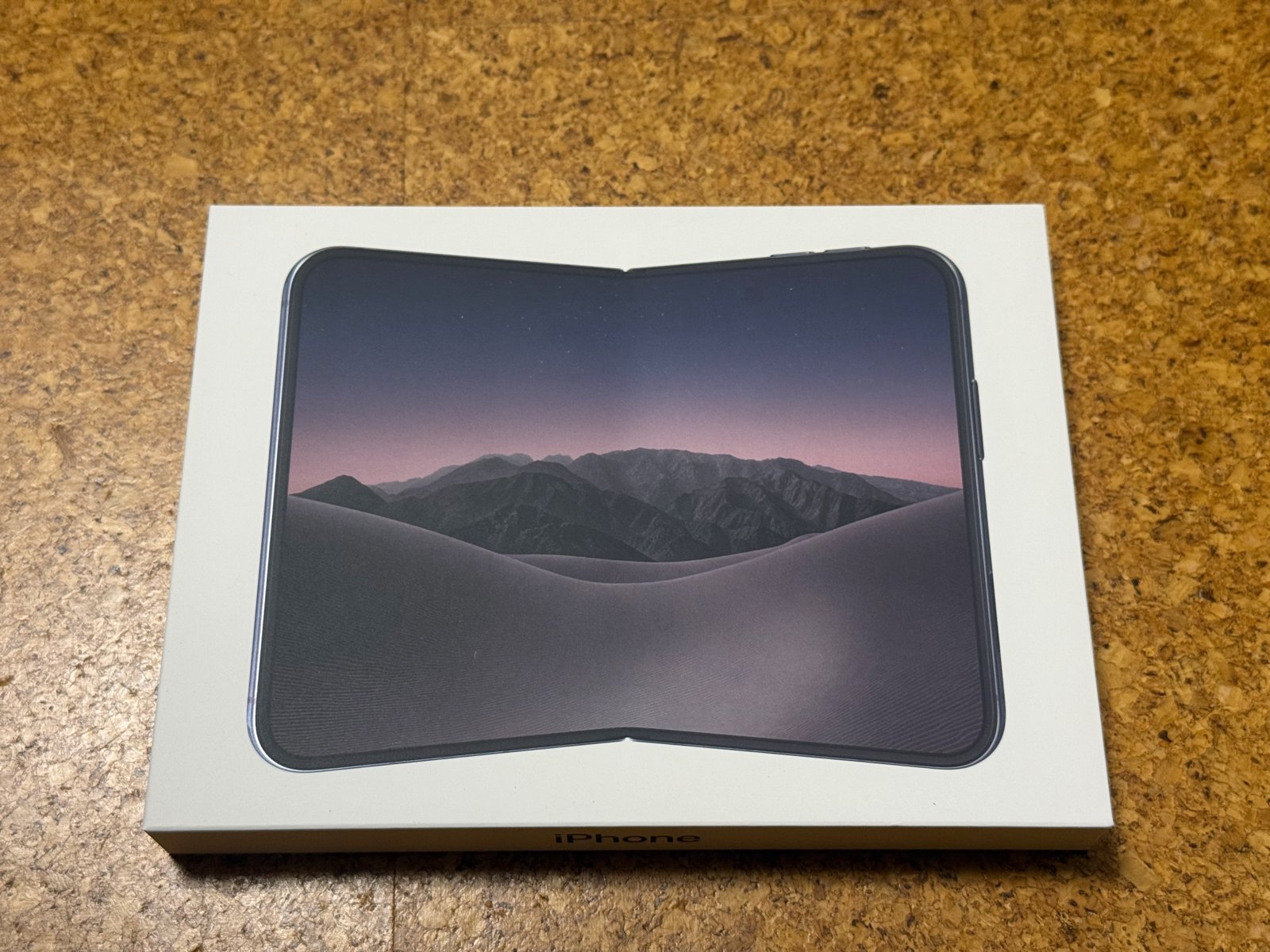 届いたばかりの薄くて平べったいiPhoneの箱